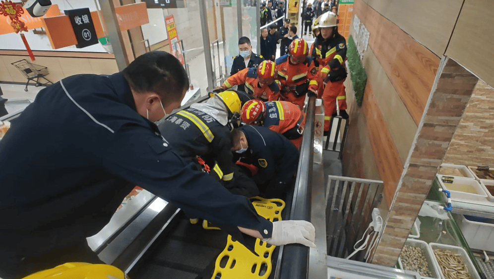 麻将胡了模拟器 警惕！自动扶梯上存在容易“咬人”的危险区域